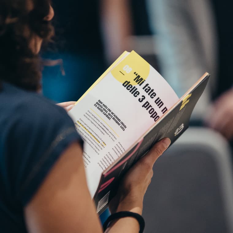 Ragazza che sfoglia il manuale per aziende di MEP, agenzia di marketing B2B